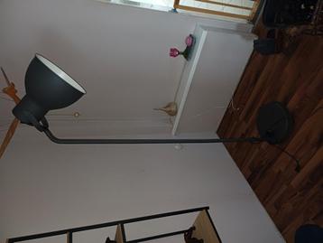 Nette werkende lamp beschikbaar voor biedingen
