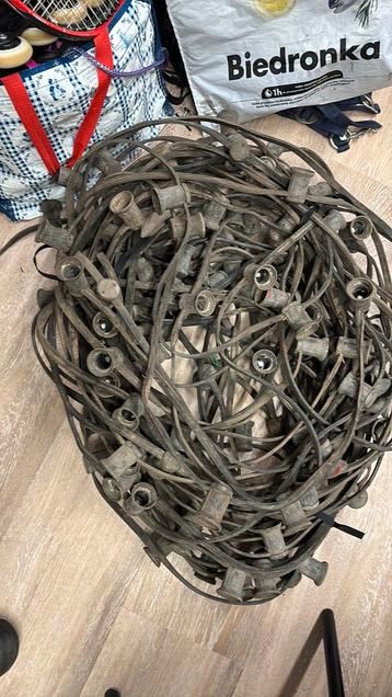Prikkabel ingeveer 40mtr met om de 50cm een lampfitting beschikbaar voor biedingen