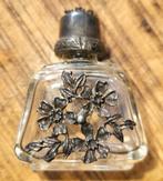 Oud parfumflesje met bloemmotief, Ophalen of Verzenden