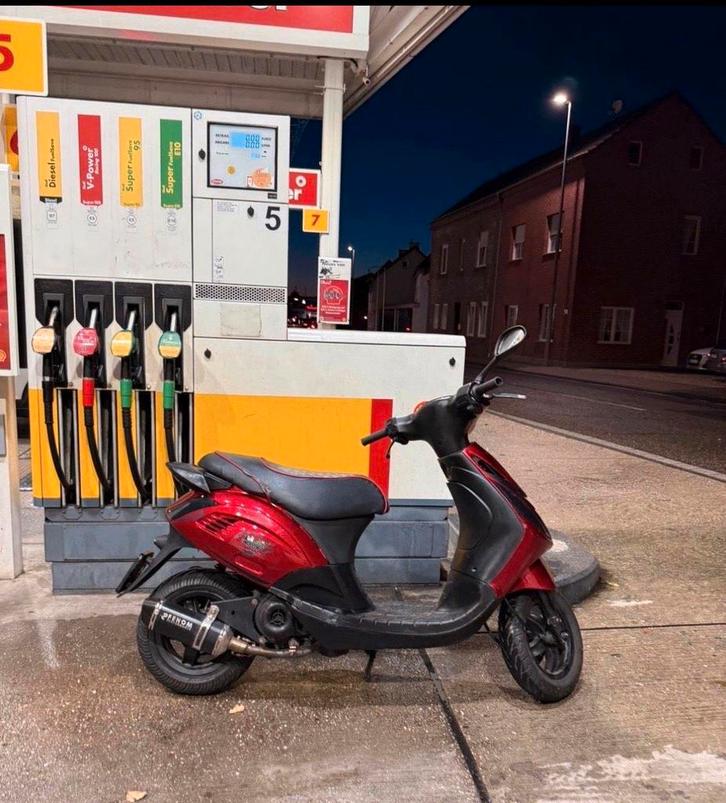 Piaggio zip 80cc, Fietsen en Brommers, Scooters | Piaggio, Zo goed als nieuw, Zip, Benzine, Ophalen