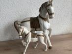 Twee antieke houten paarden, Ophalen