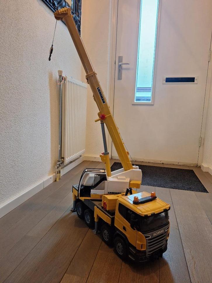 Scania vrachtwagen met Liebherr kraan Bruder, Kinderen en Baby's, Speelgoed | Speelgoedvoertuigen, Zo goed als nieuw, Ophalen