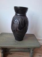 Vintage vaas van zwart bakeliet, met prachtig tulpen motief!, Overige materialen, Zwart, Ophalen of Verzenden, Zo goed als nieuw