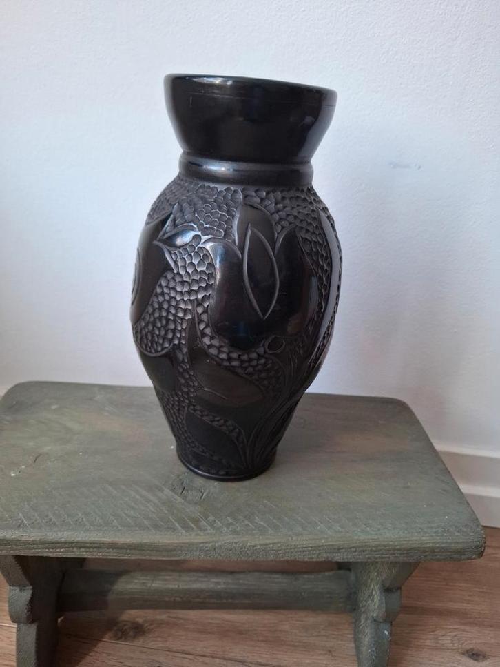 Vintage vaas van zwart bakeliet, met prachtig tulpen motief!, Huis en Inrichting, Woonaccessoires | Vazen, Zo goed als nieuw, Zwart