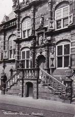 00872 Bolsward - Bordes Stadhuis - 1960, Verzamelen, Ansichtkaarten | Nederland, Verzenden, 1960 tot 1980, Ongelopen, Friesland