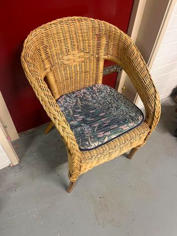 Rieten stoel beschikbaar voor biedingen
