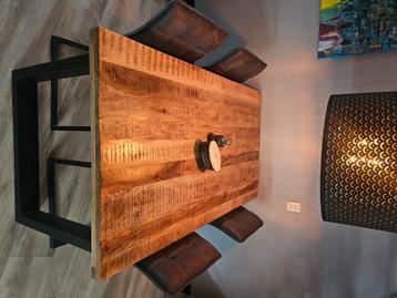 Eettafel van Mangohout + 4 Stoelen  beschikbaar voor biedingen