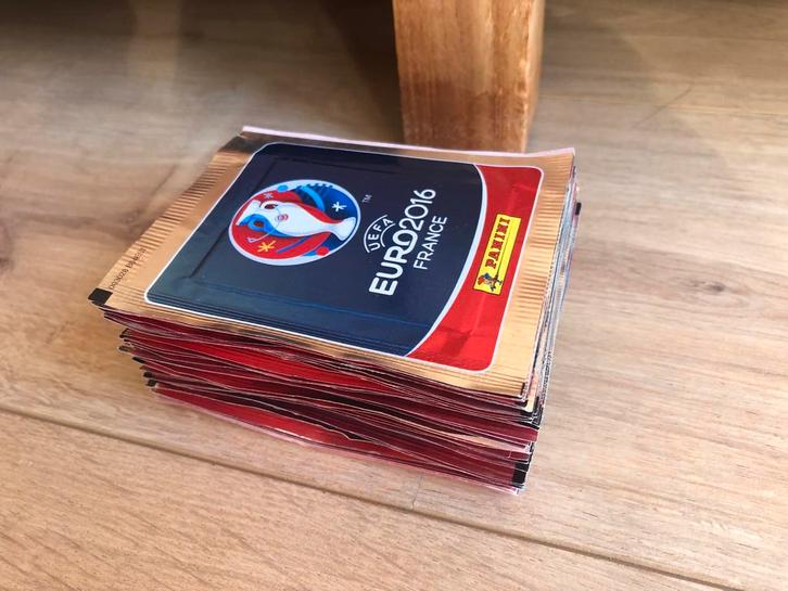 Panini ek 2016 Frankrijk - 48 ongeopende zakjes, Verzamelen, Sportartikelen en Voetbal, Nieuw, Poster, Plaatje of Sticker, Overige sporten