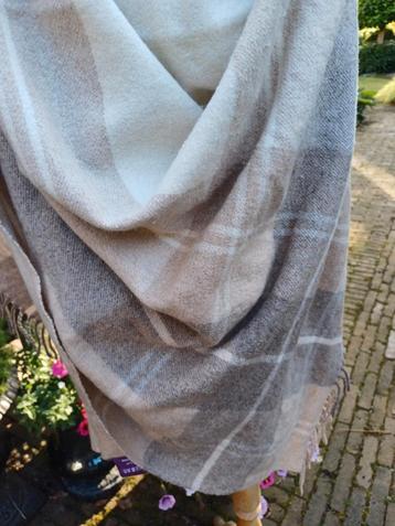 Shawl / Omslagdoek 70% wollen wol Quality Textiles beschikbaar voor biedingen