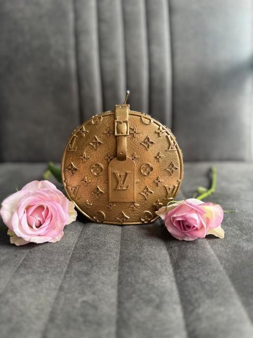 Luxe LV kaars., Huis en Inrichting, Woonaccessoires | Kandelaars en Kaarsen, Nieuw, Kaars, Minder dan 25 cm, Overige materialen
