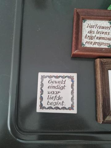 Tegeltje met spreuk: 'Geweld eindigt waar liefde begint' beschikbaar voor biedingen