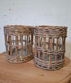 2 Rotan windlichten met glas., Ophalen of Verzenden, Zo goed als nieuw, Overige materialen, Minder dan 25 cm