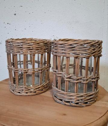 2 Rotan windlichten met glas. beschikbaar voor biedingen