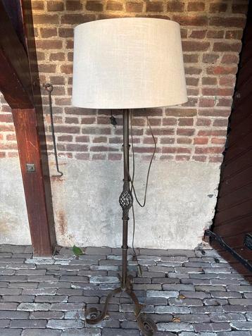 Vintage vloerlamp van smeedijzer beschikbaar voor biedingen