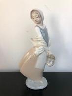 NAO Lladro porselein: Meisje met hoofddoek (Reyshof), Antiek en Kunst, Antiek | Porselein, Ophalen of Verzenden