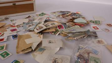 Grote partij vintage postzegels in houten kist beschikbaar voor biedingen