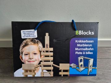 Twee dozen BBlocks houten knikkerbaan. beschikbaar voor biedingen
