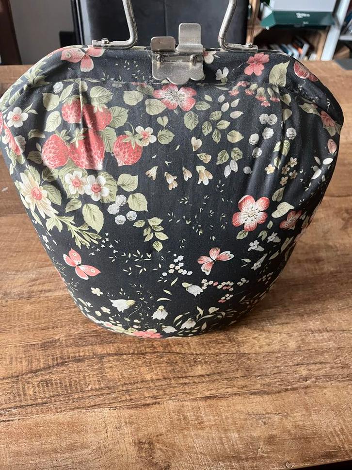 Vintage Theemuts met Bloemen & Aardbeien, Huis en Inrichting, Keuken | Servies, Gebruikt, Overige typen, Overige stijlen, Overige materialen