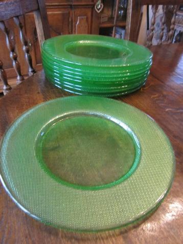 Negen zeer mooie glas plaatsborden - place plates  beschikbaar voor biedingen