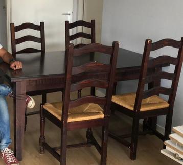 Eettafel (zonder stoelen) beschikbaar voor biedingen