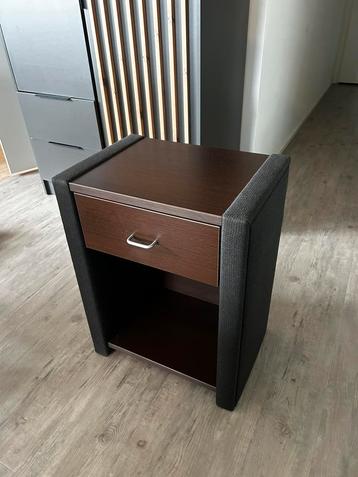 Stijlvol nachtkastje met stoffen zijkanten