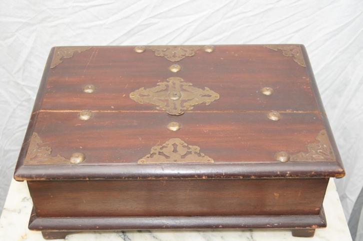 Opberg kist ( Hout bewerkt, Antiek en Kunst, Kunst | Beelden en Houtsnijwerken, Ophalen of Verzenden