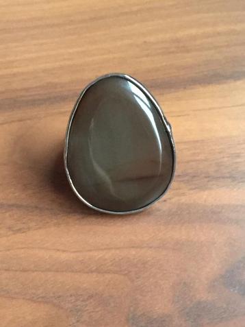 Vintage ring met grote gepolijste steen fits all bruin-grijs beschikbaar voor biedingen