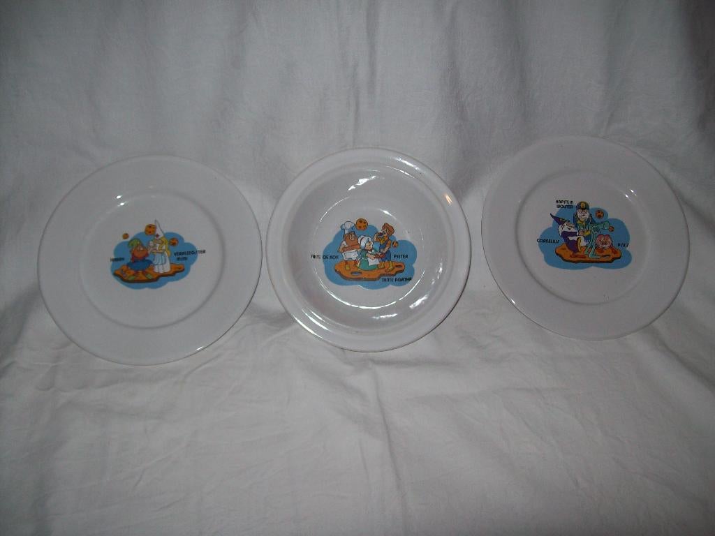 3 gave bordjes 1X 17 cm. en 2X 19 cm., Overige materialen, Gebruikt, Ophalen of Verzenden, Bord(en)