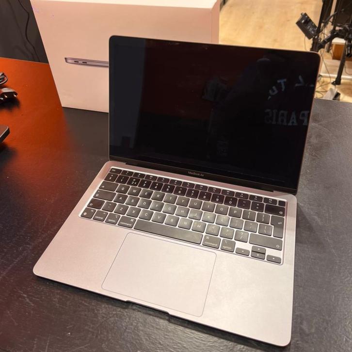 MacBook Air 13 Inch SSD 256GB M1 Chip (NIEUWSTAAT), Computers en Software, Apple Macbooks, Zo goed als nieuw