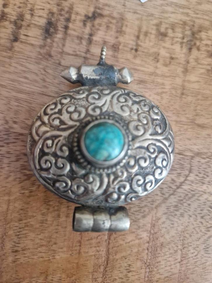 Antieke, Tibetaans zilveren hanger met turquoise steentje., Sieraden, Tassen en Uiterlijk, Antieke sieraden, Hanger, Zilver, Met edelsteen