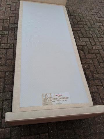 Boxspring 2 stuks  90x200 + Matras (20cm) beschikbaar voor biedingen
