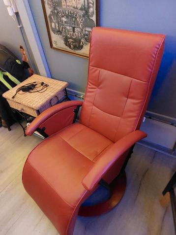 Relex stoel kleur rood met ronde voet 