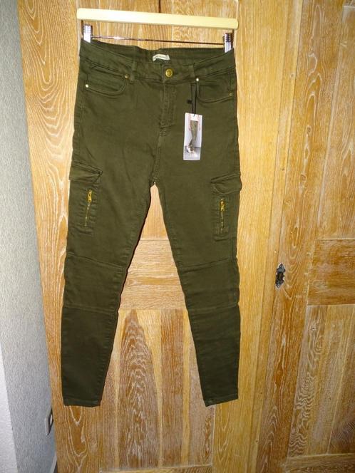 Bershka broek maat 40 Nieuw, Kleding | Dames, Broeken en Pantalons, Nieuw, Maat 38/40 (M), Groen, Lang, Ophalen of Verzenden