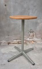 Hoge vintage industriële kruk. Metaal met hout., Ophalen, Gebruikt