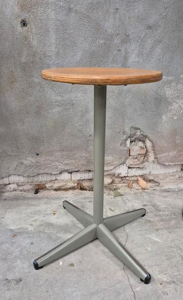 Hoge vintage industriële kruk. Metaal met hout. beschikbaar voor biedingen