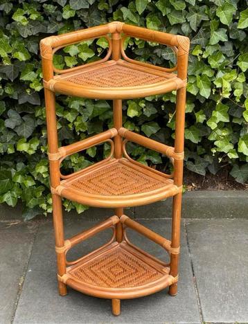 Z.G.A.N. Vintage Rotan Bamboe Etagere Hoek-Kastje Tafeltje beschikbaar voor biedingen
