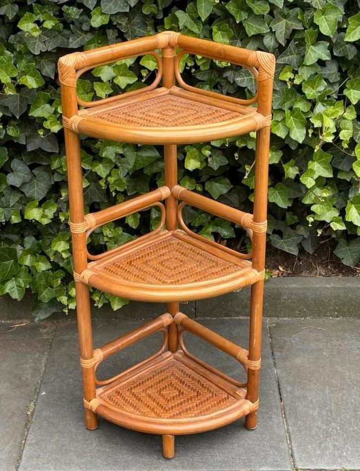 Z.G.A.N. Vintage Rotan Bamboe Etagere Hoek-Kastje Tafeltje, Huis en Inrichting, Woonaccessoires | Etagères, Zo goed als nieuw