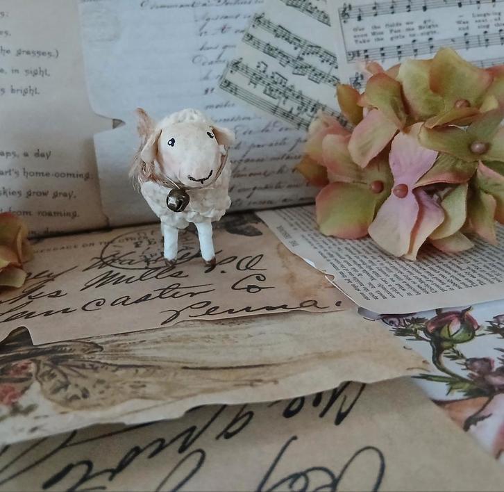 Prachtig brocante wattenpop Schaapje met belletje en strik, Diversen, Pasen, Ophalen of Verzenden