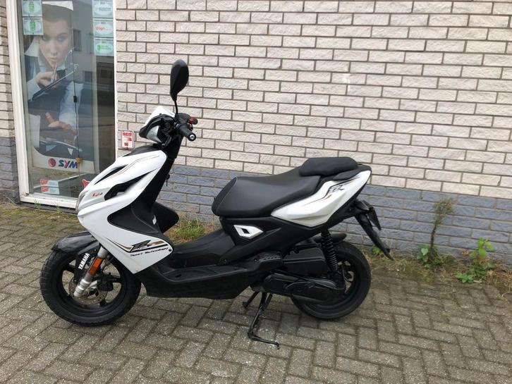 HERFSTKRAKERS:YAMAHA AEROX R 45KM MAT WHITE BJ2019 8000KM, Fietsen en Brommers, Brommers | Tuning en Styling