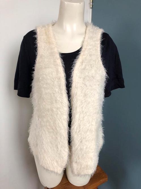 Costes roomwit fluffy hesje gilet m l, Kleding | Dames, Tops, Zo goed als nieuw, Maat 38/40 (M), Wit, Zonder mouw, Ophalen of Verzenden