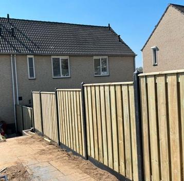 Grenen hout - beton schutting beschikbaar voor biedingen