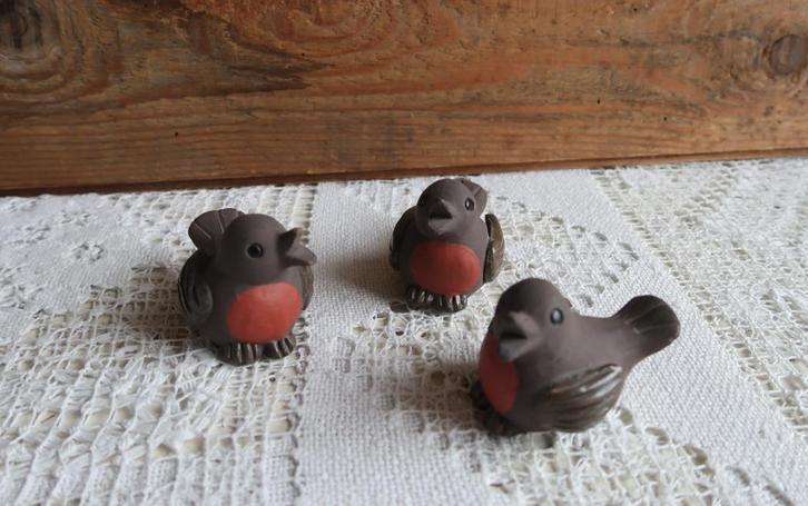 3 Roodborstjes keramiek handgemaakte ook voor de vogelkooi, Verzamelen, Beelden en Beeldjes, Zo goed als nieuw, Dier, Ophalen of Verzenden