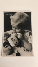 Heb je dorst? Meisje geeft haar pop te drinken.1935 fotokaar, Verzamelen, Ansichtkaarten | Themakaarten, Gelopen, Verzenden