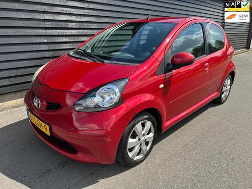 Toyota Aygo 1.0-12V Aspiration Red Half Leder APK t/m 6-5-26, Auto's, Toyota, Bedrijf, Te koop, Aygo, ABS, Airbags, Airconditioning