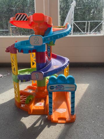 Toet Toet Auto's Parkeertoren + 1 autootje beschikbaar voor biedingen