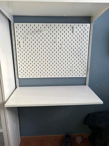 Bureau met bord en plankje ikea beschikbaar voor biedingen