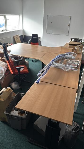 Bureau in hoogte verstelbaar , 2x ladekast en bureaustoelen beschikbaar voor biedingen