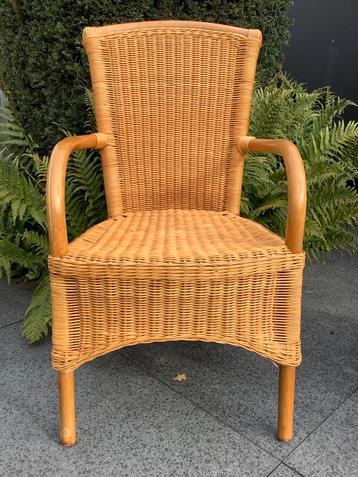 Twee mooie bamboe stoelen met ambachtelijk vlechtwerk beschikbaar voor biedingen