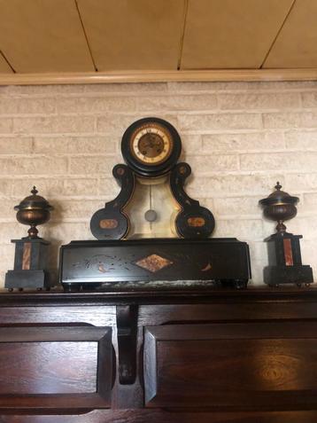 Antieke Marmeren Pendule met Ornamenten beschikbaar voor biedingen