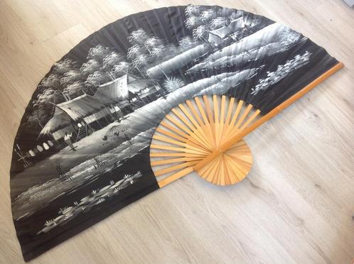Grote Japanse stoffen Waaier met wandmontage, Antiek en Kunst, Kunst | Niet-Westerse kunst, Ophalen of Verzenden